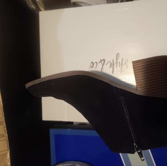 Shoes - Picture 4 of 4